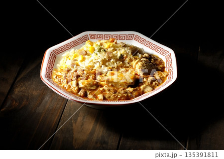 麻婆豆腐餡かけ炒飯 135391811