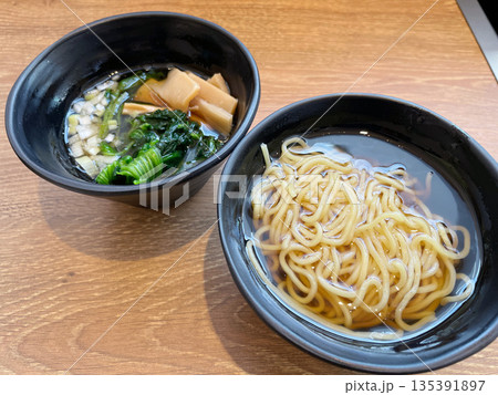 醤油ラーメン 具材を別皿に盛り分けたカスタムラーメン 醤油ラーメン 具材を別皿に盛り分けたカスタムラーメン 135391897
