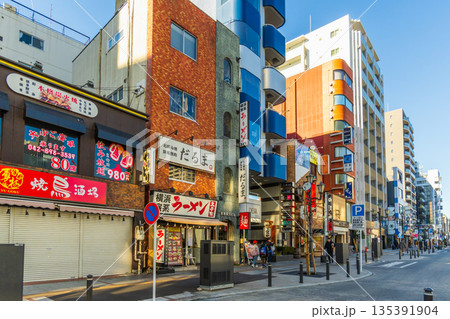 東京都の都市風景　八王子駅北口 135391904