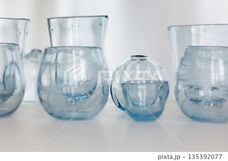 手作りの青いガラスのコップの並び 135392077
