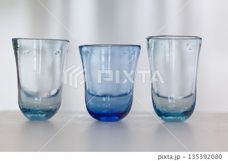 手作りの青いガラスのコップの並び 135392080