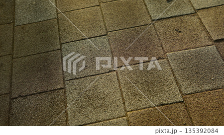 石材タイルの路面 135392084