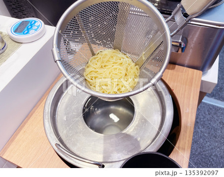 ラーメンの湯切り 135392097