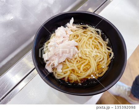 具材をのせた醤油ラーメン 135392098