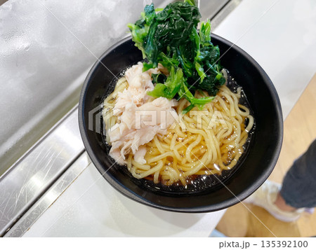 具材をのせた醤油ラーメン 135392100