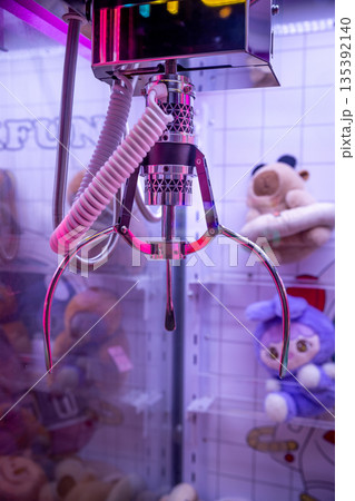 The claws of the doll grabbing game The claws of the doll grabbing game 135392140