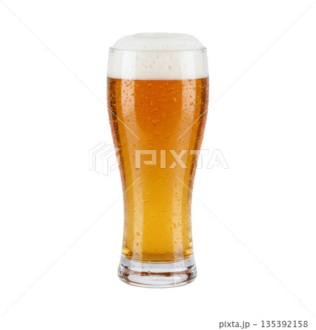 冷えた黄金色のビールジョッキ 135392158