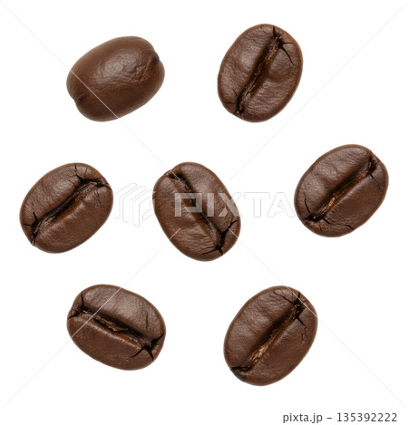 散らばった焙煎コーヒー豆 135392222