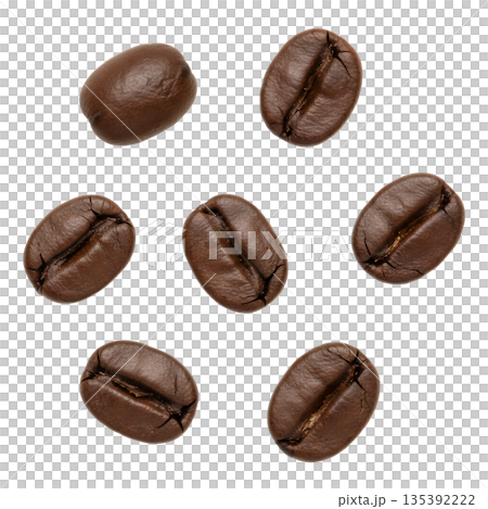 散らばった焙煎コーヒー豆 135392222