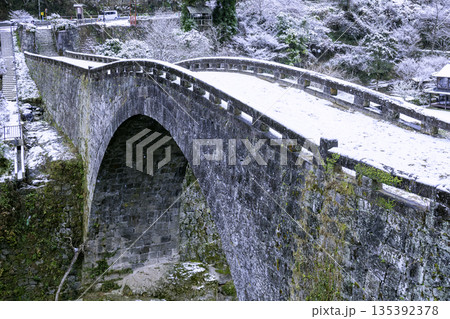 熊本県美里町のシンボル 美しい冬の霊台橋 135392378