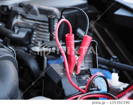 充電中のカーバッテリー 135392390
