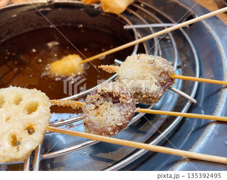 串揚げのしいたけ 旨みたっぷりのキノコフライ串 串揚げのしいたけ 旨みたっぷりのキノコフライ串 135392495