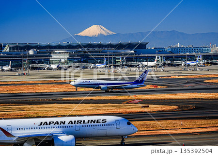 羽田空港から離陸する飛行機と冠雪した富士山 羽田空港から離陸する飛行機と冠雪した富士山 135392504