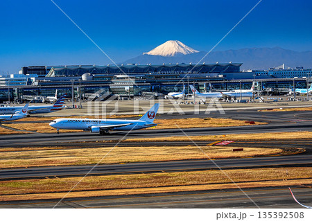 羽田空港から離陸する飛行機と冠雪し 羽田空港から離陸する飛行機と冠雪し 135392508