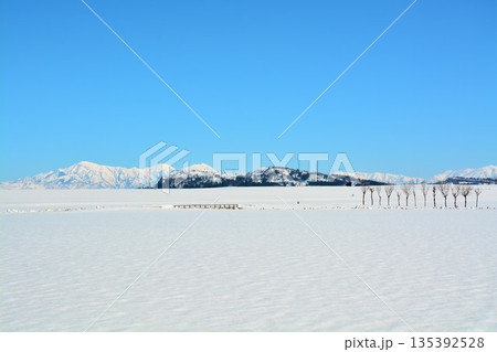 雪原のハサ木・越後三山雪景色 雪原のハサ木・越後三山雪景色 135392528