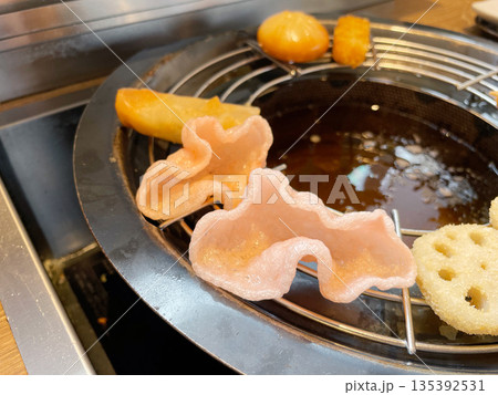 油で揚げたえびせんべい 135392531