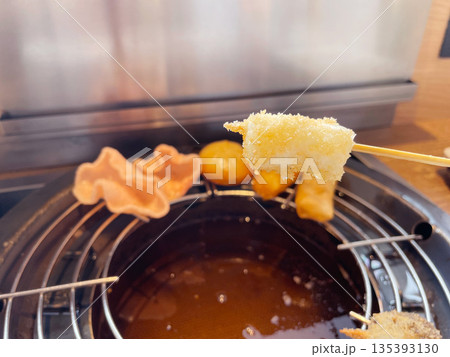 串揚げのモッツァレラチーズ とろけるチーズのフライ串 串揚げのモッツァレラチーズ とろけるチーズのフライ串 135393130