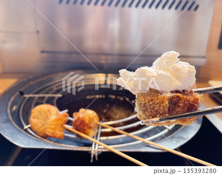 串揚げのシフォンケーキ ふわふわ生地を揚げたスイーツ串 串揚げのシフォンケーキ ふわふわ生地を揚げたスイーツ串 135393280
