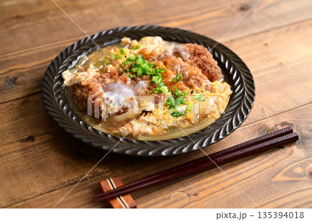 ロース豚カツ煮 135394018
