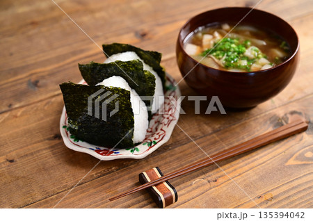 おにぎりとみそ汁 おにぎりとみそ汁 135394042
