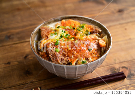 ひれカツ丼 135394053