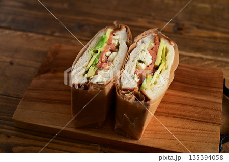 アボカドクリームチーズサーモンサンド 135394058