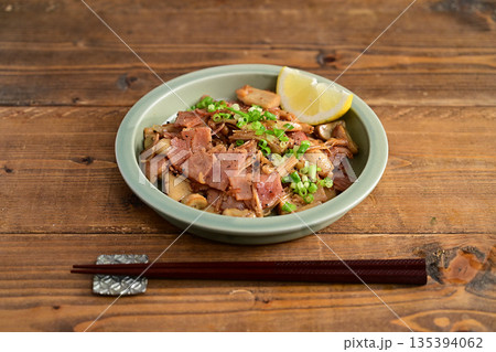 キノコとベーコンのバター醤油炒め キノコとベーコンのバター醤油炒め 135394062
