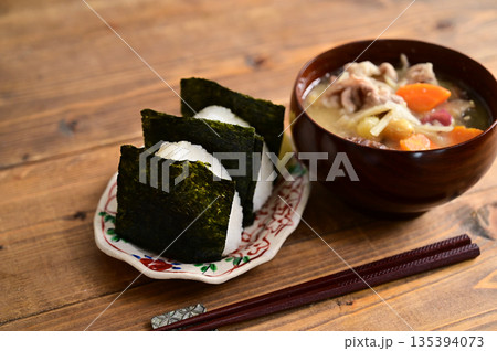 おにぎりと豚汁 おにぎりと豚汁 135394073