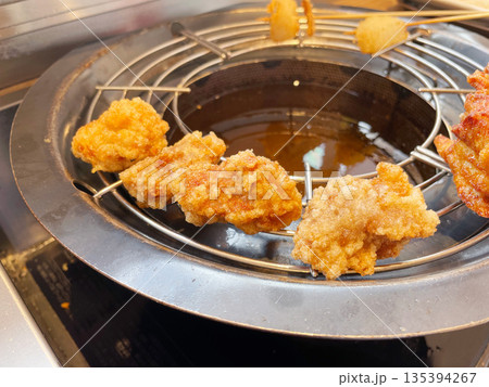 油で揚げた鶏の唐揚げ 135394267