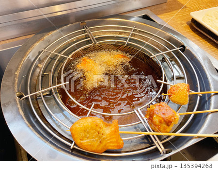 油で揚げた鶏の唐揚げ 油で揚げた鶏の唐揚げ 135394268