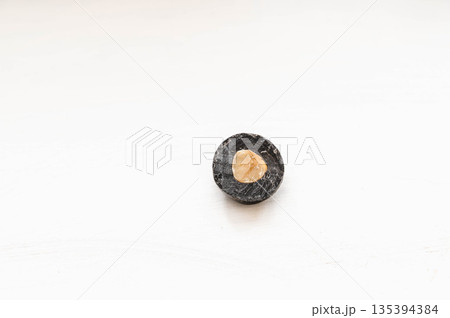 ヘーゼルナッツ入り代替チョコレート ヘーゼルナッツ入り代替チョコレート 135394384