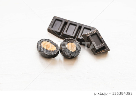 ナッツ入り代替チョコレートと板チョコ ナッツ入り代替チョコレートと板チョコ 135394385