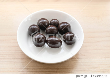 ナッツ入り代替チョコレート 135394386
