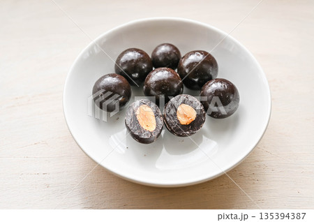 ナッツ入り代替チョコレート ナッツ入り代替チョコレート 135394387