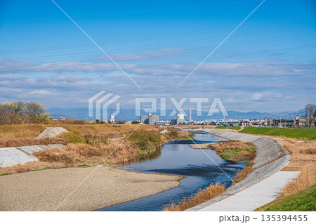 冬の鴨川風景　桂川との合流点より上流側　京都市 135394455