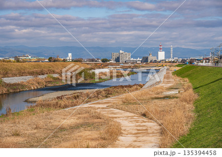 冬の鴨川風景　桂川との合流点より上流側　京都市 135394458