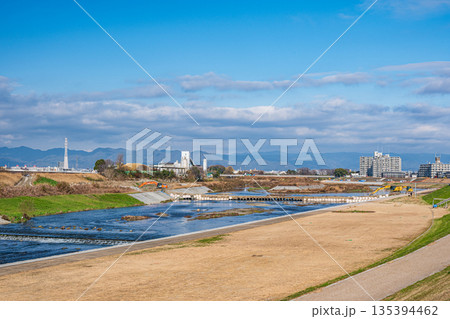 冬の鴨川風景　桂川との合流点より上流側　京都市 135394462