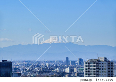 東京都港区　高輪ゲートウェイシティ 　ニュウマン高輪　28階　翠の庭から富士山と丹沢山塊方面 135395359