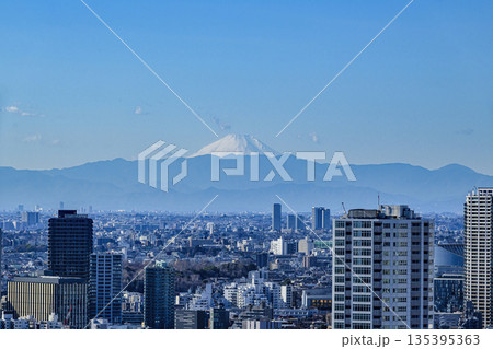 東京都港区 高輪ゲートウェイシティ ニュウマン高輪 28階 翠の庭から富士山と丹沢山塊方面 東京都港区 高輪ゲートウェイシティ ニュウマン高輪 28階 翠の庭から富士山と丹沢山塊方面 135395363
