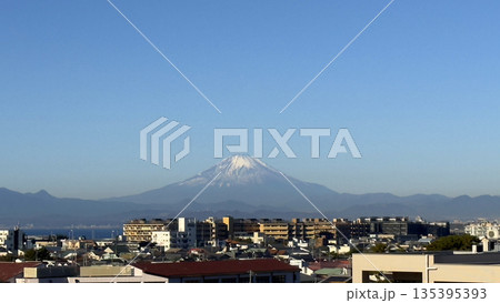 街並みの向こうの日本の世界遺産 富士山 街並みの向こうの日本の世界遺産 富士山 135395393