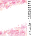 バレンタインや結婚式に使えるピンクハート背景 135395573