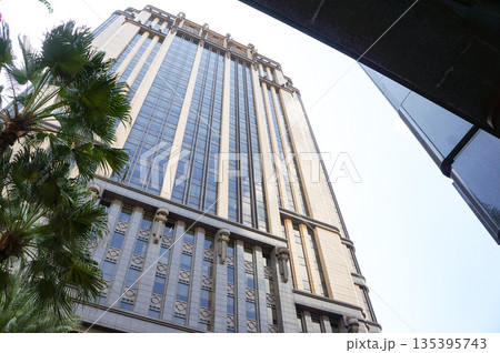 金融都市シンガポールの町中に建っている高層ビルの外観 金融都市シンガポールの町中に建っている高層ビルの外観 135395743