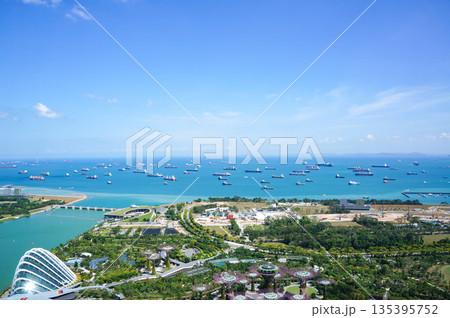 高層ビルの最上階から眺めたシンガポールの町並みの景色 135395752