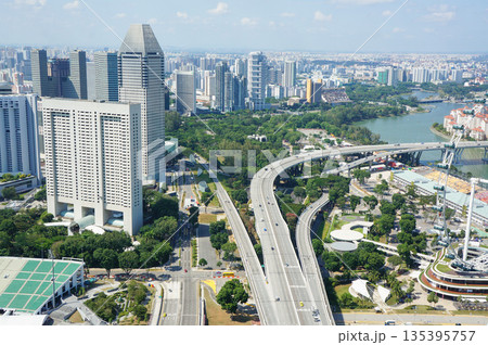 町中の高層ビルの間を縫うようにして敷設されている高速道路の景色 135395757