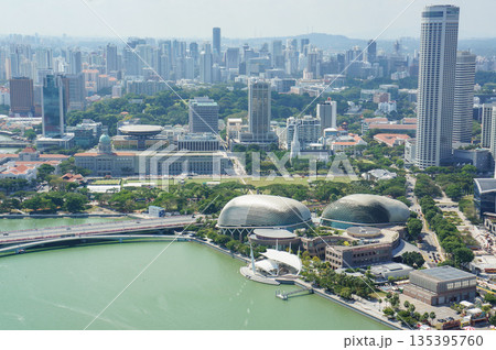 高層ビルが立ち並ぶシンガポールの都会の景色 高層ビルが立ち並ぶシンガポールの都会の景色 135395760