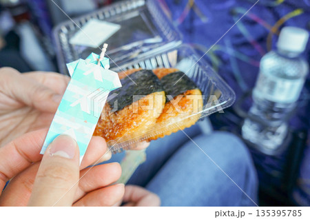 海苔が巻かれた醤油味の餅とかわいい爪楊枝入れ 海苔が巻かれた醤油味の餅とかわいい爪楊枝入れ 135395785