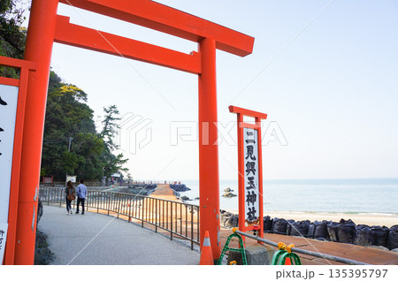 「二見興玉神社」と書かれた看板が設置されているところにたつ真っ赤な鳥居 「二見興玉神社」と書かれた看板が設置されているところにたつ真っ赤な鳥居 135395797
