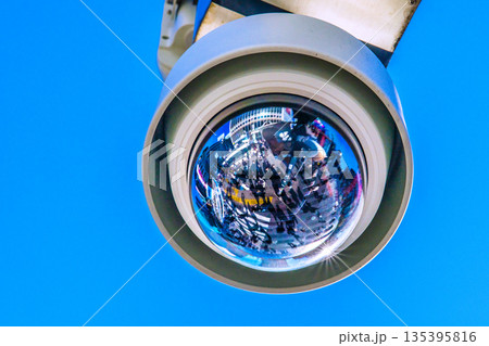 日本の東京都市景観新景渋谷スクランブル交差点から街角の防犯カメラや光芒などを望む。新時代に希望の光 135395816