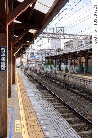 江の島駅ホームと線路 135395828