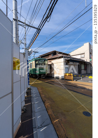 踏切を通る江ノ電 踏切を通る江ノ電 135395829